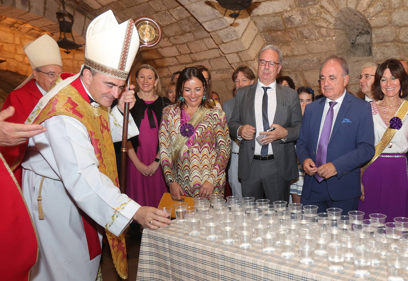 Los palentinos cumplen con la tradición de beber agua en la Cripta