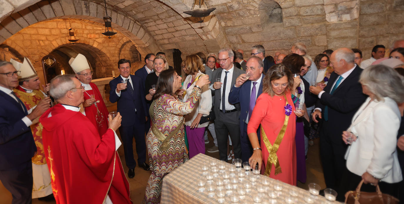 Los palentinos cumplen con la tradición de beber agua en la Cripta