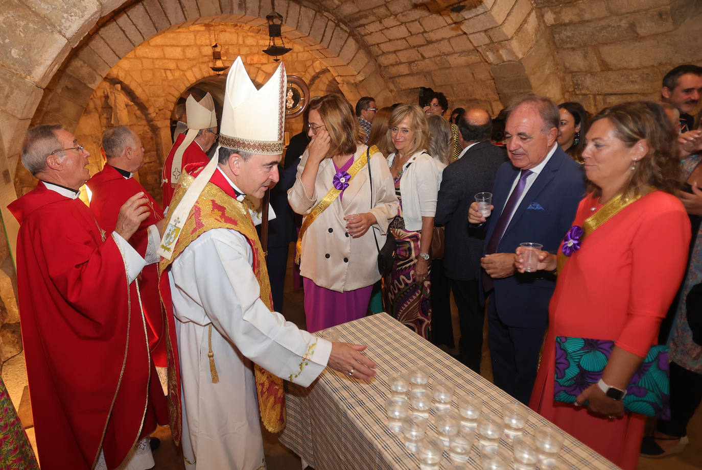 Los palentinos cumplen con la tradición de beber agua en la Cripta