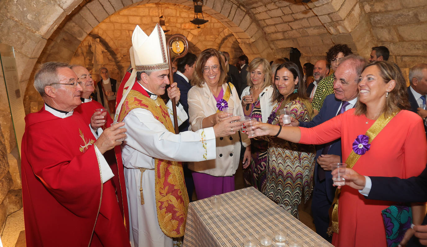 Los palentinos cumplen con la tradición de beber agua en la Cripta