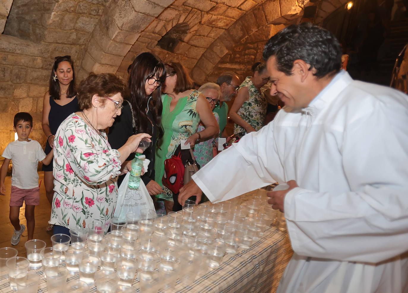 Los palentinos cumplen con la tradición de beber agua en la Cripta