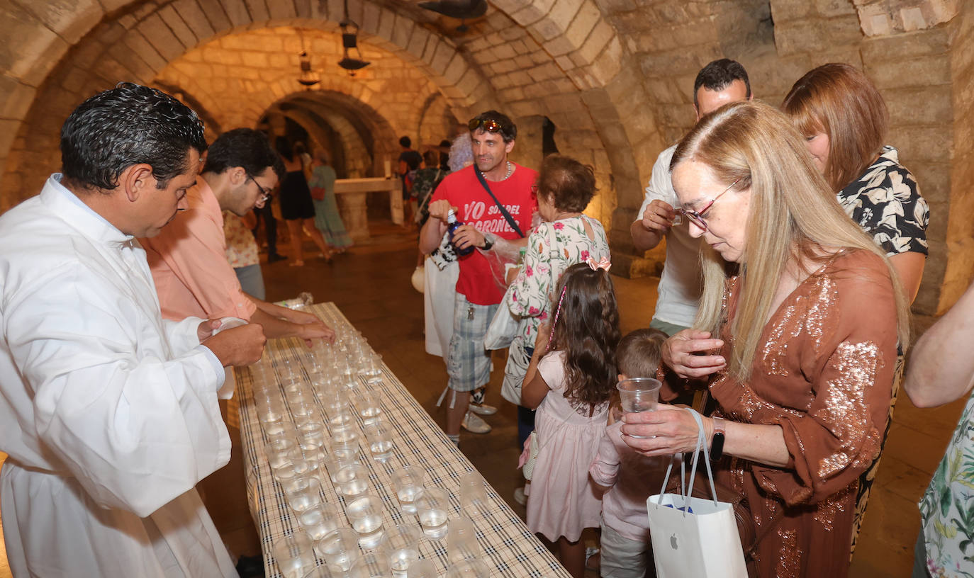 Los palentinos cumplen con la tradición de beber agua en la Cripta