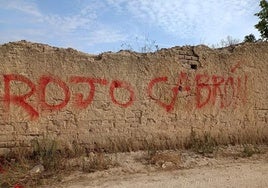 Pintadas de 'Rojo cabrón' que aparcieron este fin de semana en Pollos.