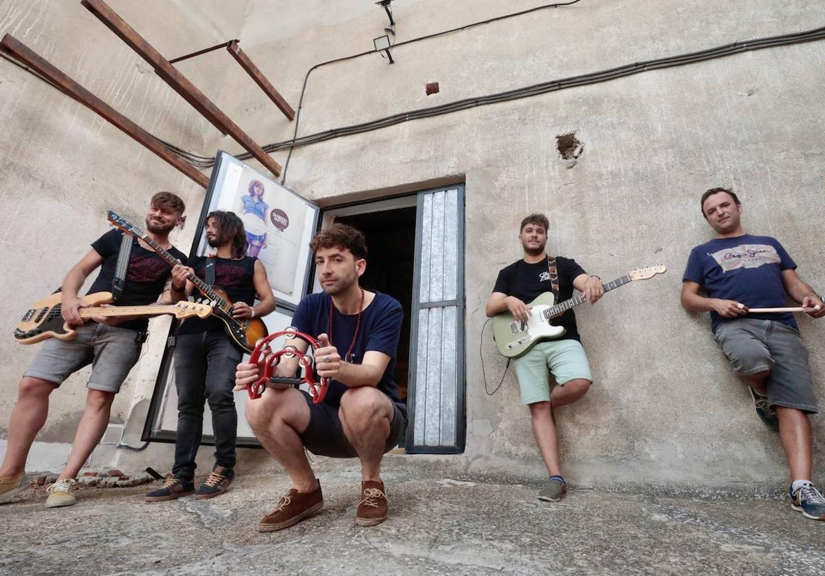 Los integrantes de Sharon Bates, a las puertas de su local de ensayo.