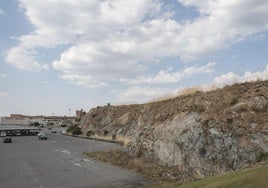 Terrenos entre el Luz de Castilla y la autopista donde se prevé el parque de medianas superficies.