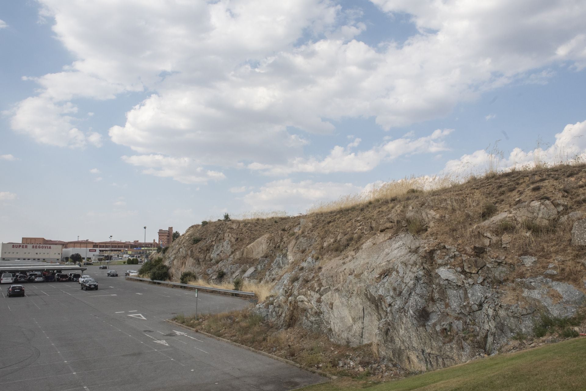 Terrenos entre el Luz de Castilla y la autopista donde se prevé el parque de medianas superficies.