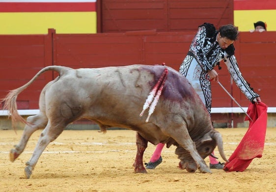 Roca Rey se ayuda del estoque en una tanda de naturales.