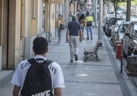 Varias personas caminan por el paseo Conde Sepúlveda, una de las zonas con mayor concentración de población en la provincia.