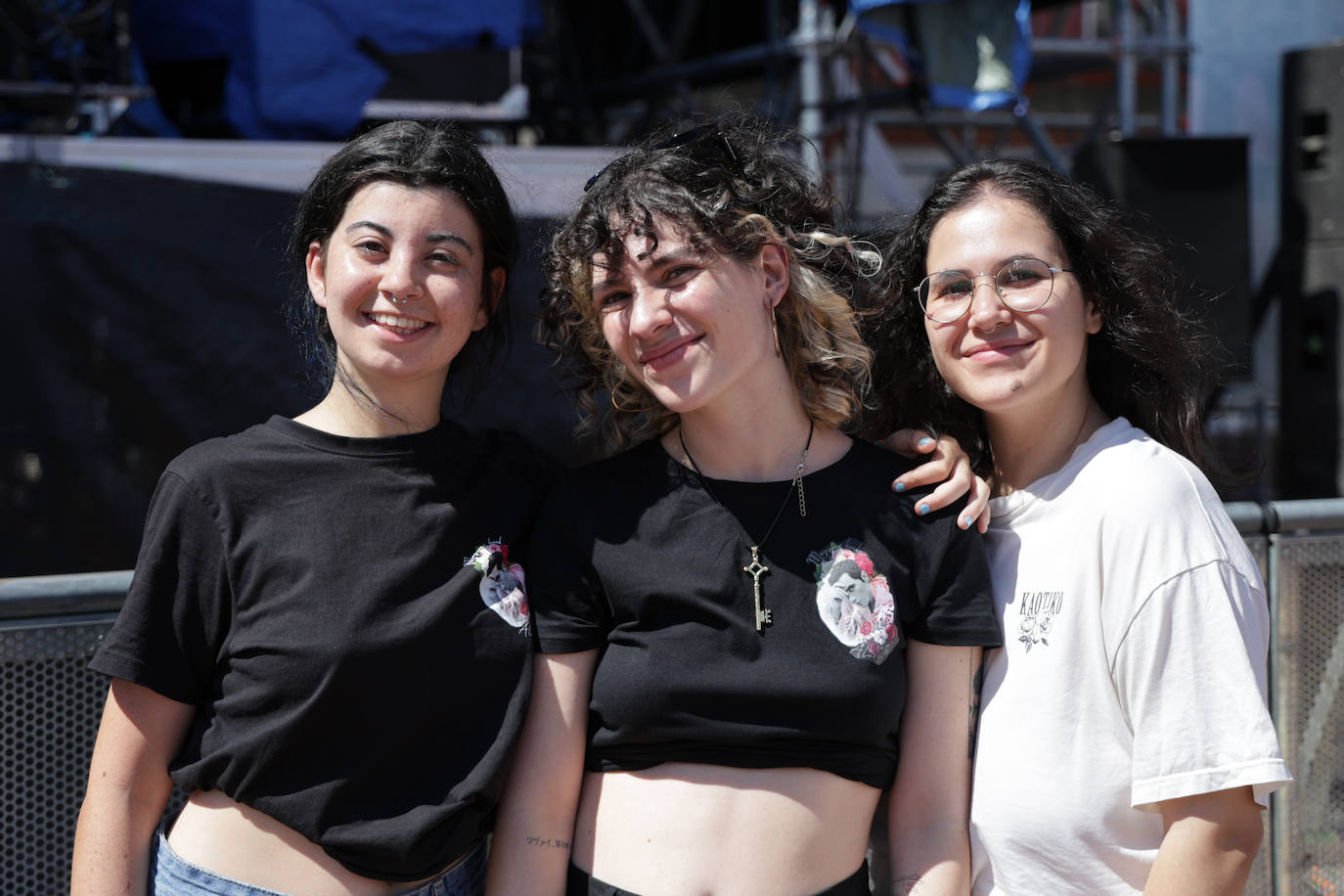 Fans de Mika esperan en la Plaza Mayor de Valladolid horas antes del concierto