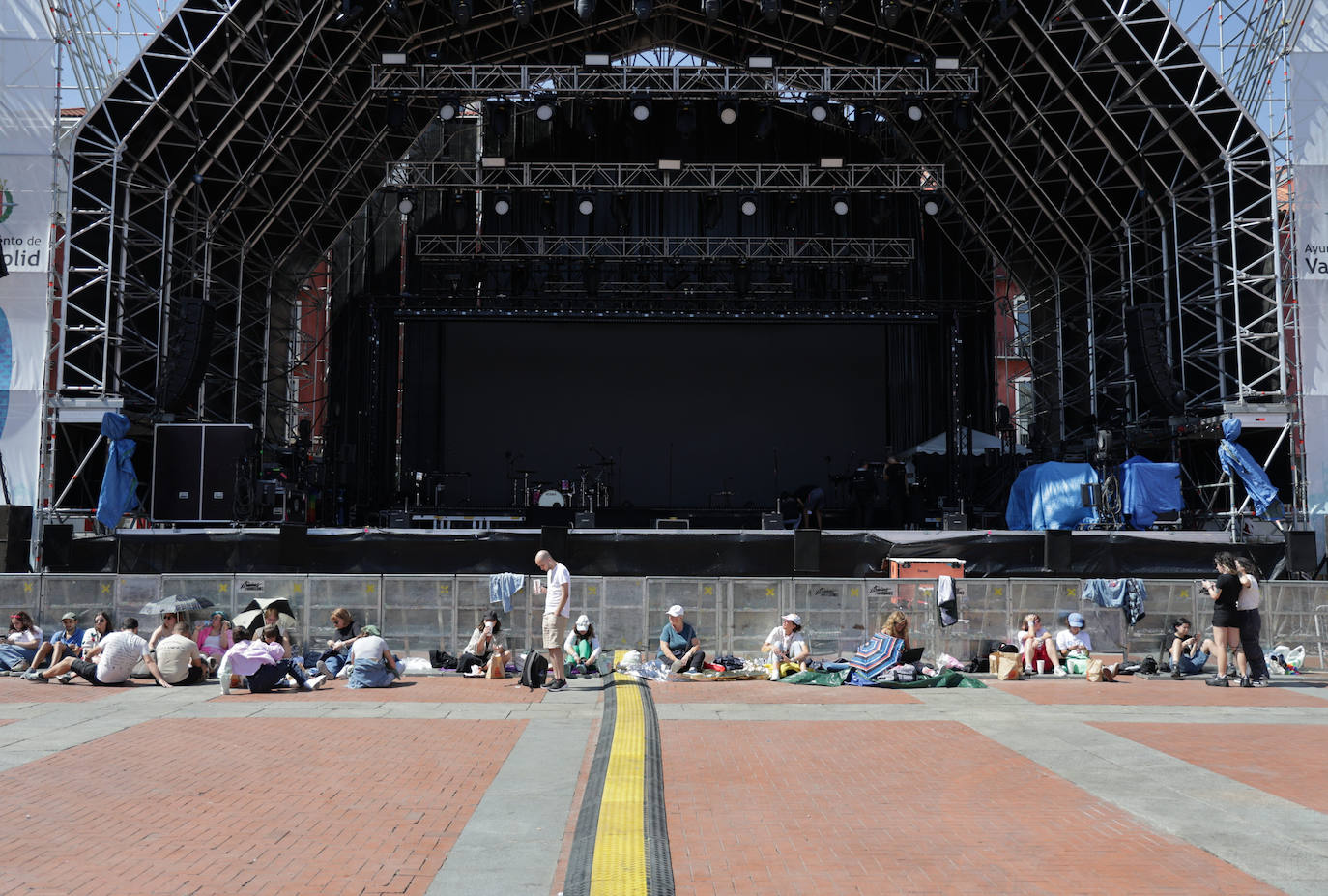 Fans de Mika esperan en la Plaza Mayor de Valladolid horas antes del concierto