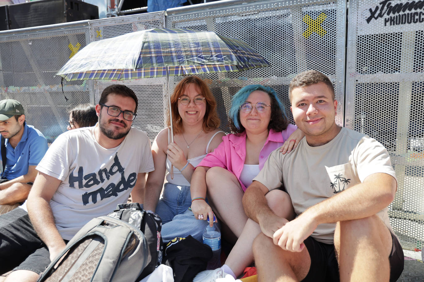 Fans de Mika esperan en la Plaza Mayor de Valladolid horas antes del concierto