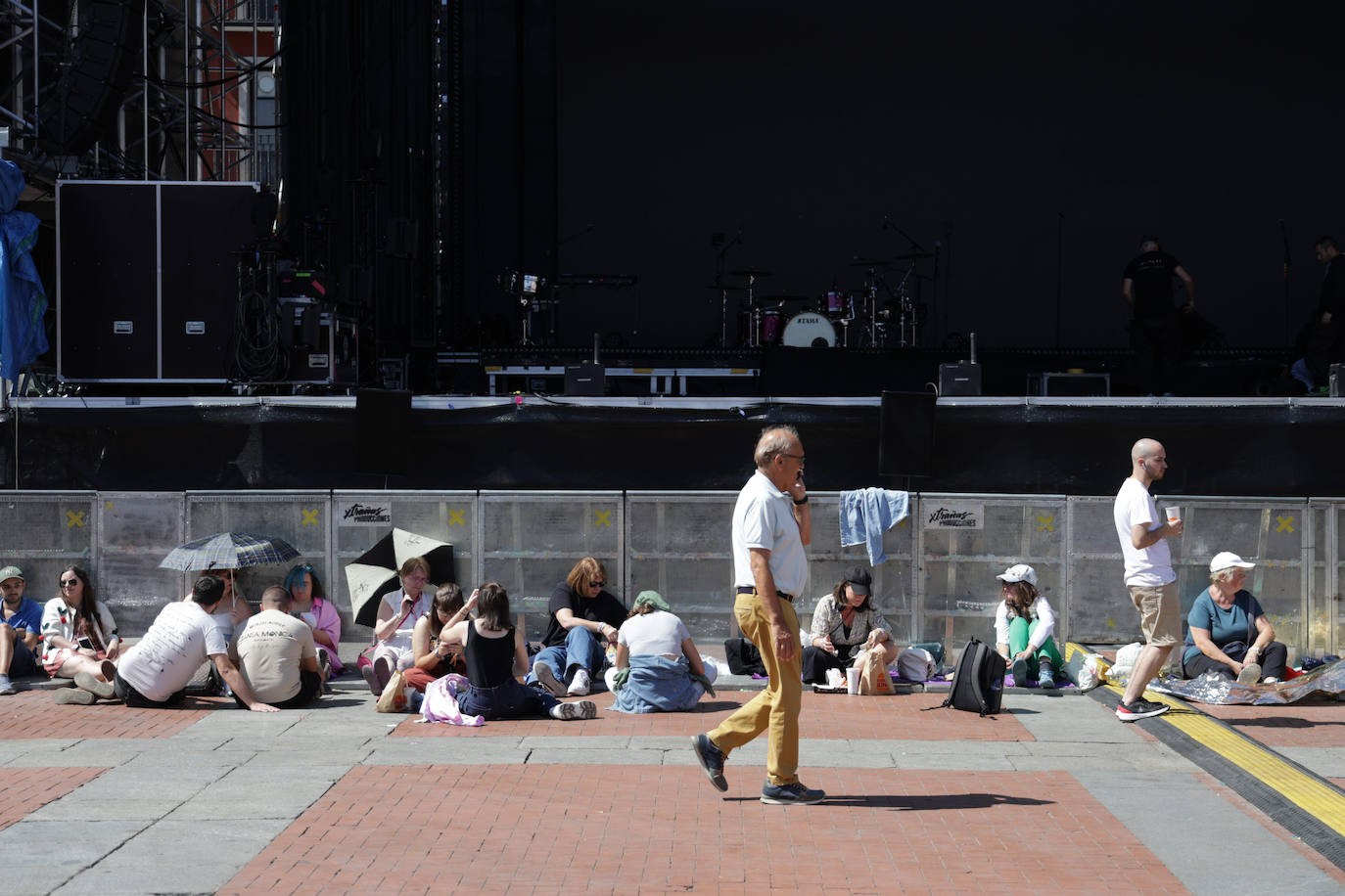 Fans de Mika esperan en la Plaza Mayor de Valladolid horas antes del concierto