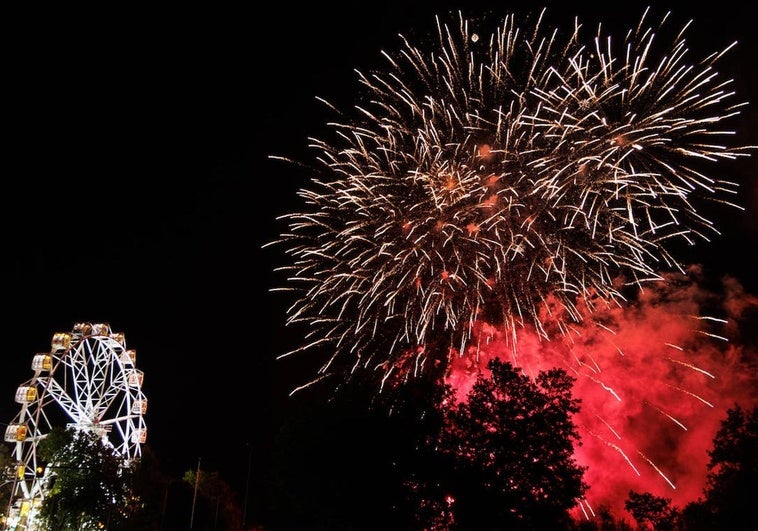 Fuegos artificiales junto a las ferias de Valladolid.