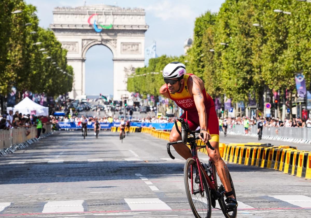 Álex Sánchez Palomero, durante el sector de bicicleta en París.