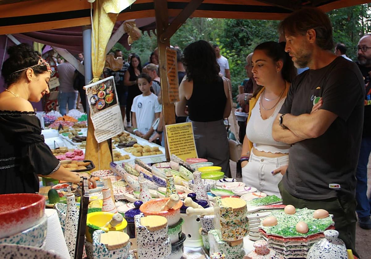 El concejal de Festejos, en uno de los puestos del mercado de época.