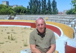 José Luis Gil, alcalde de Ampudia, en la Plaza de Toros de la localidad.