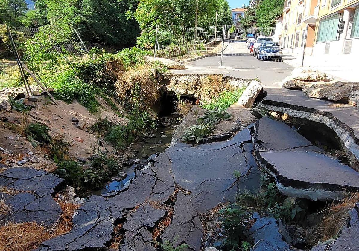 Socavón de la calle Yecla, en El Espinar.