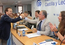 Ricardo Gavilanes saluda a Elías Bendodo, coordinador general nacional del PP, en presencia de Alfonso Fernández Mañueco.