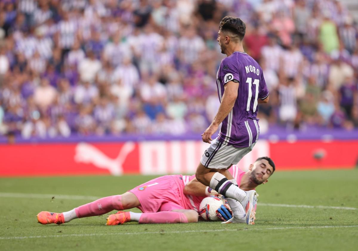 Moro, autor del único tanto del Pucela, se topa con el meta del Espanyol, en la primera jornada.