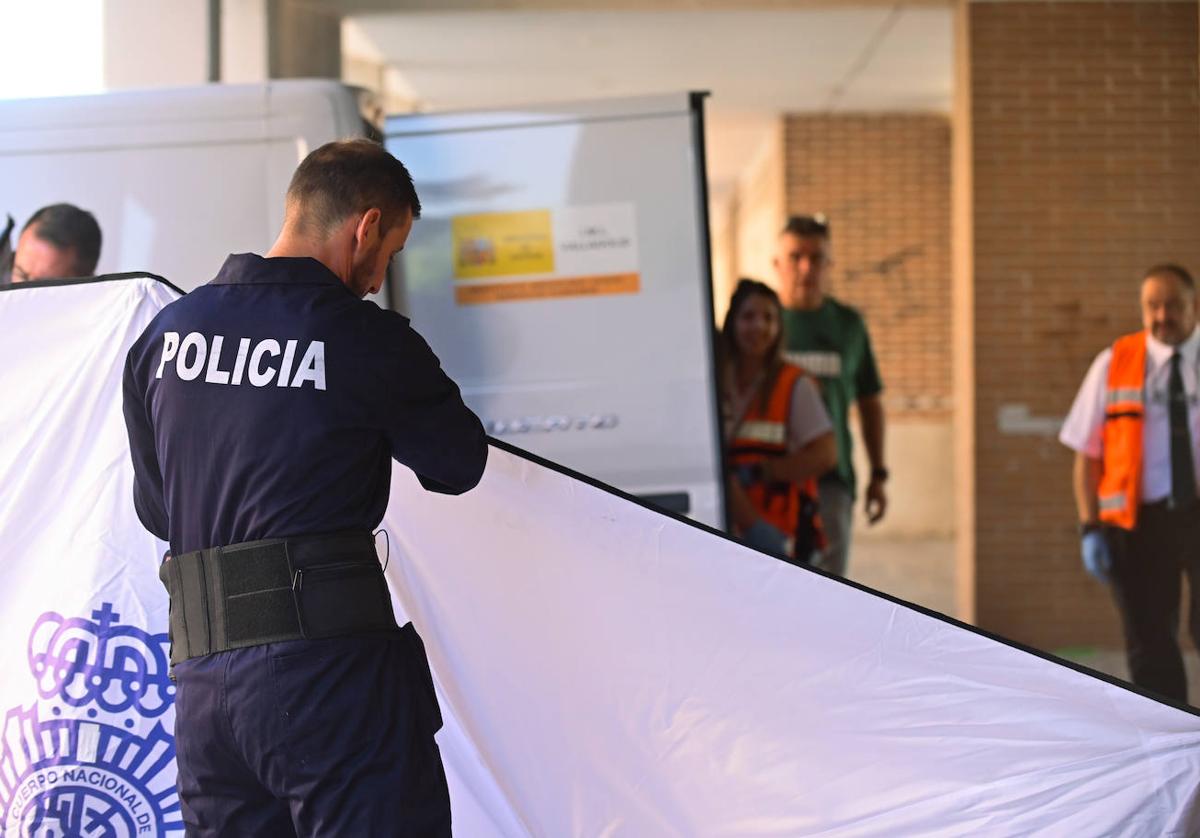 Agentes de la Policía Nacional tapan la salida del cuerpo de Mónica Álvarez el pasado 12 de agosto en el número 4 de la calle Sisón.