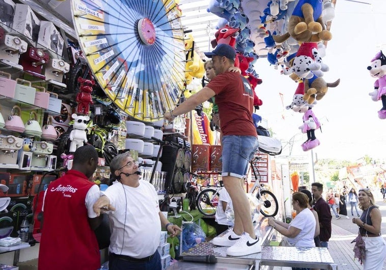 Puesto de la 'Tómbola Antojitos' en las ferias de Valladolid.