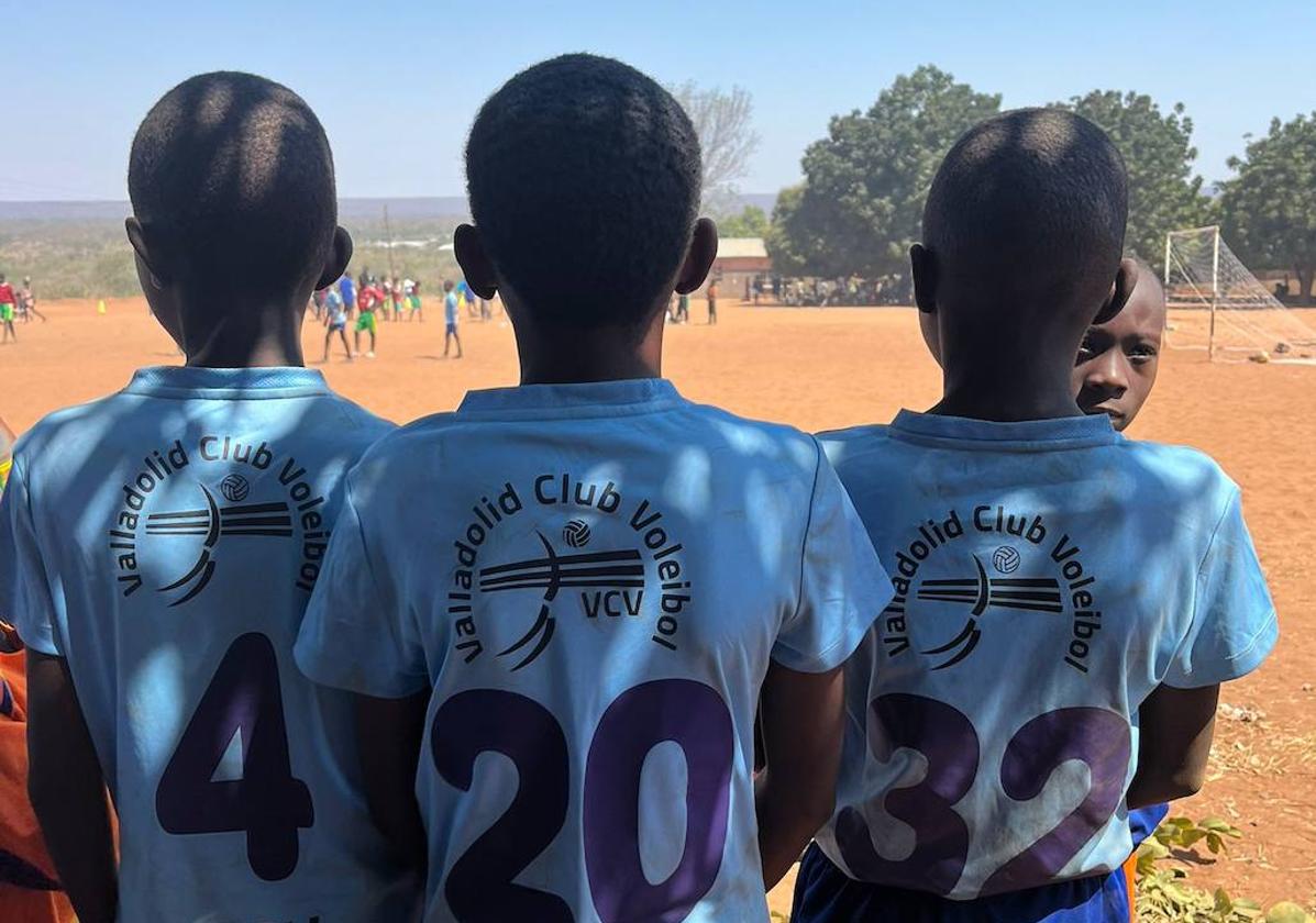 Imagen de tres niños africanos con las camisetas del VCV.