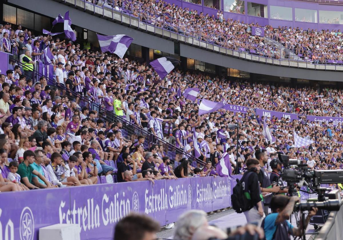 La grada de animación del Real Valaldolid, en la primera jornada frente al Espanyol.