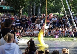 Espectáculo del Circo Nuevo Fileato en el paseo de Las Moreras