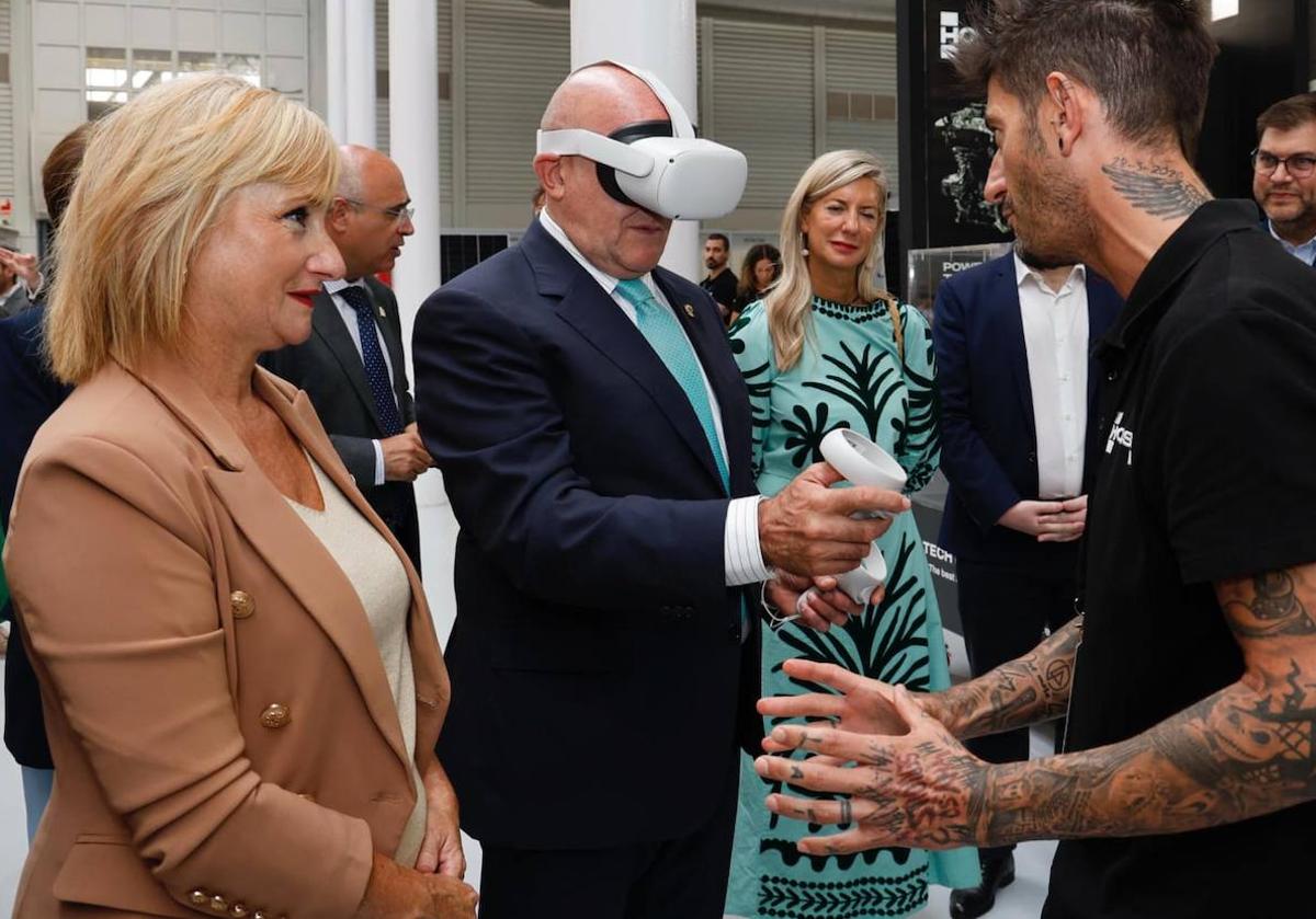 Jesús Julio Carnero proeba unas gafas de realidad virtual.