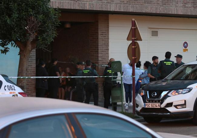 La Guardia Civil conversa con familiares y allegados.