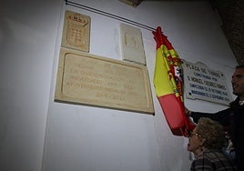 Teresa Casares y Guzmán Gómez desvelando la nueva placa conmemorativa