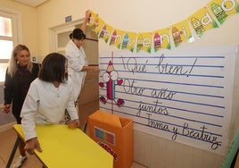 Las profesoras preparan una de las clases de Filipenses para recibir a los alumnos este viernes.