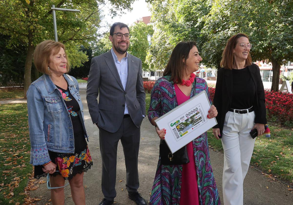 La alcaldesa, acompañada de la concejala de Servicios Sociales, a la izquierda, el vicepresidente del Servicio Territorial de la ONCE en Castilla y León y la presidenta de la entidad en Palencia, presenta el nuevo cupón en el parque del Salón.