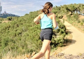 Una niña, durante una sesión de entrenamiento de trail.