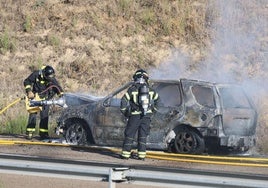 Los Bomberos sofocan el incendio en el Mercedes siniestrado en la A-62 frente al estadio.