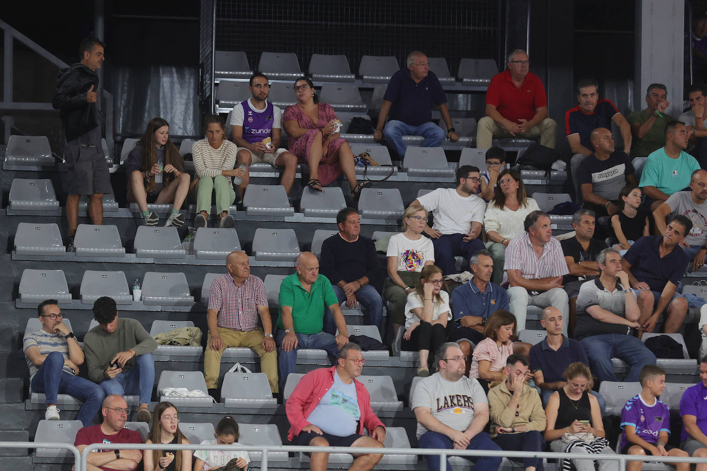 Búscate en las gradas del Pabellón en el Palencia Baloncesto-Petro de Luanda