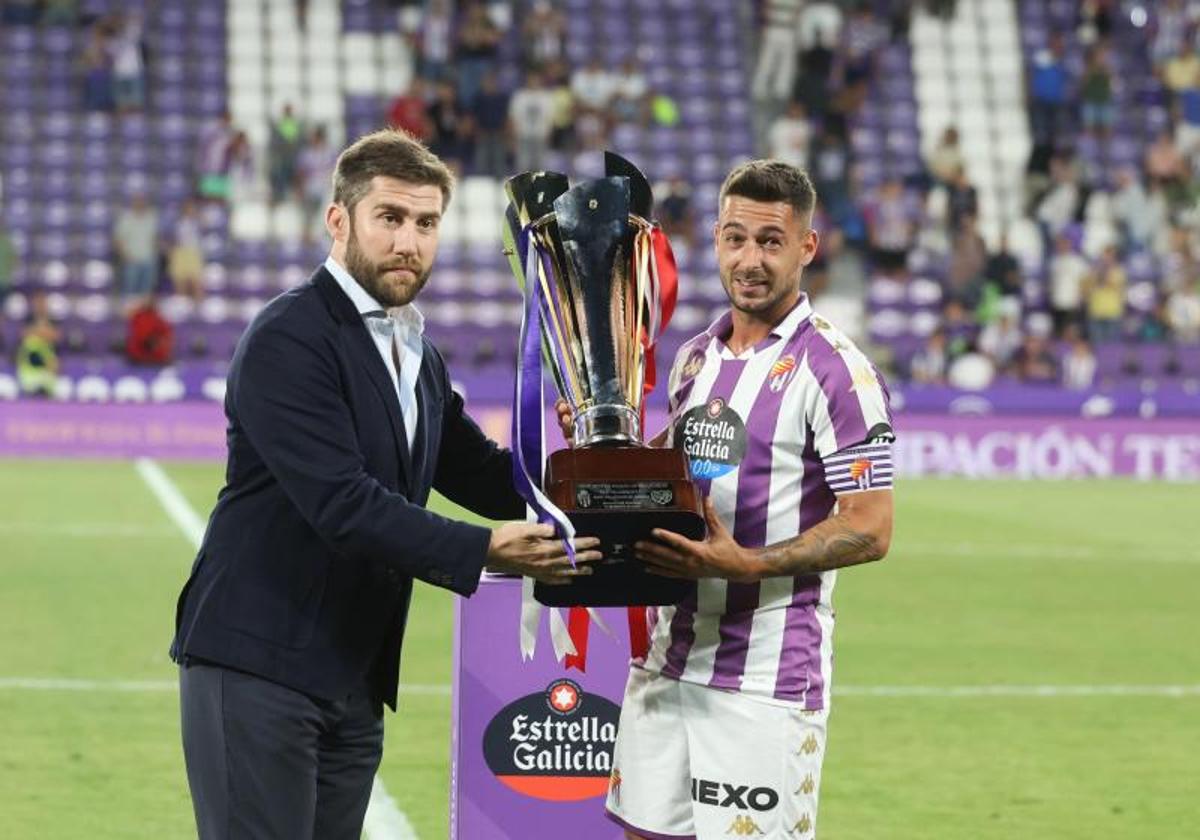 El concejal Francisco Blanco entrega a Sergio León el Trofeo de la XLIX edición del Ciudad de Valladolid el 2 de agosto de 2023 en Zorrilla