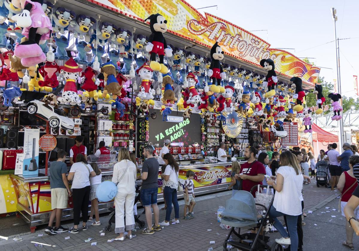 El Real de la Feria es uno de los principales recintos para el ocio durante estas fechas, por lo que las aglomeraciones de vehículos en sus alrededores provocan incidencias en el tráfico.