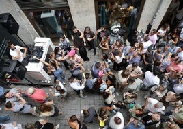 Sesión de 'tardeo con dj's en la calle Campana, en pleno centro de Valladolid