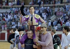 Daniel Luque sale a hombros en la primera corrida de lidia ordinaria de la feria de Valladolid