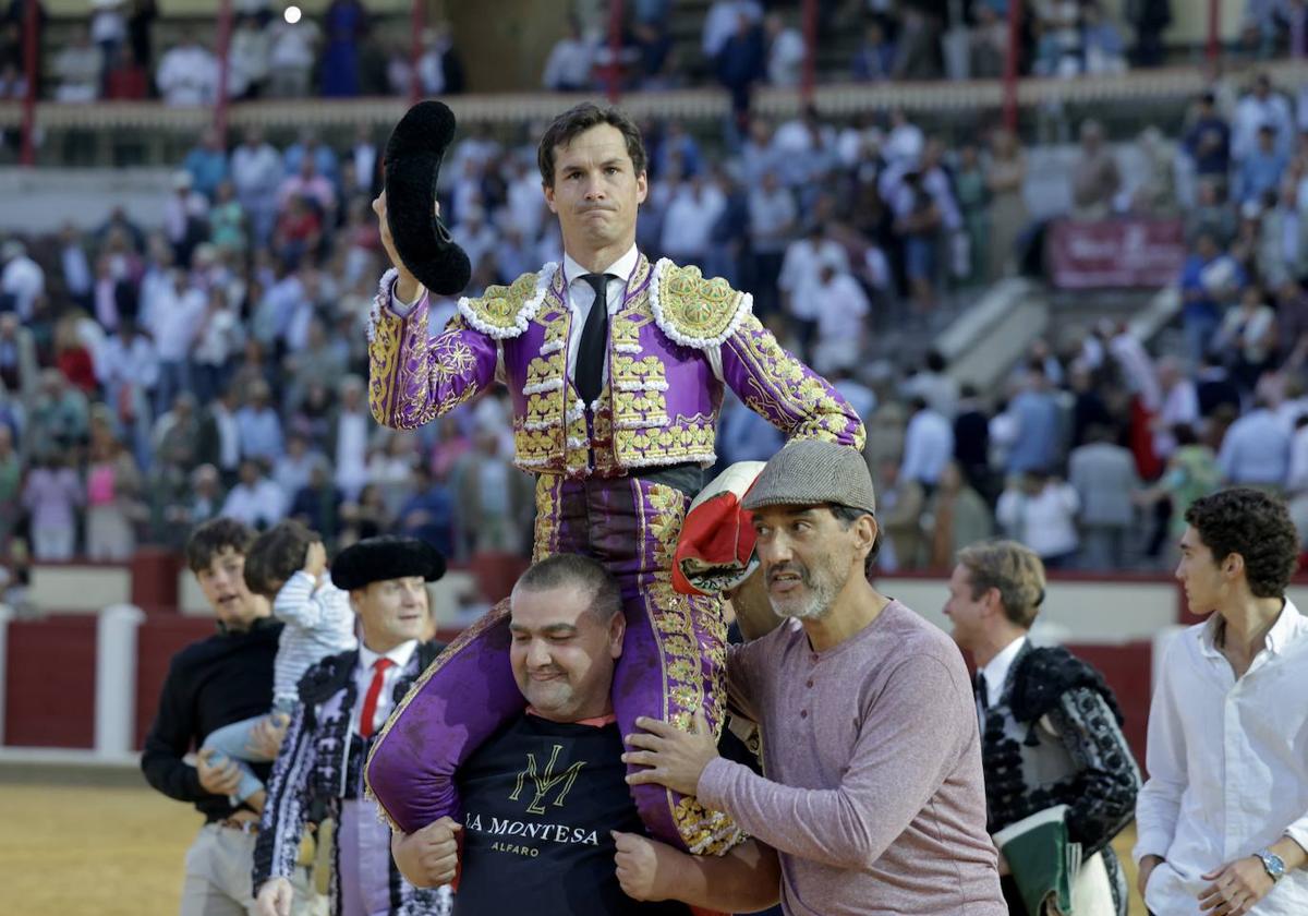 Daniel Luque sale a hombros del coso del Paseo de Zorrilla