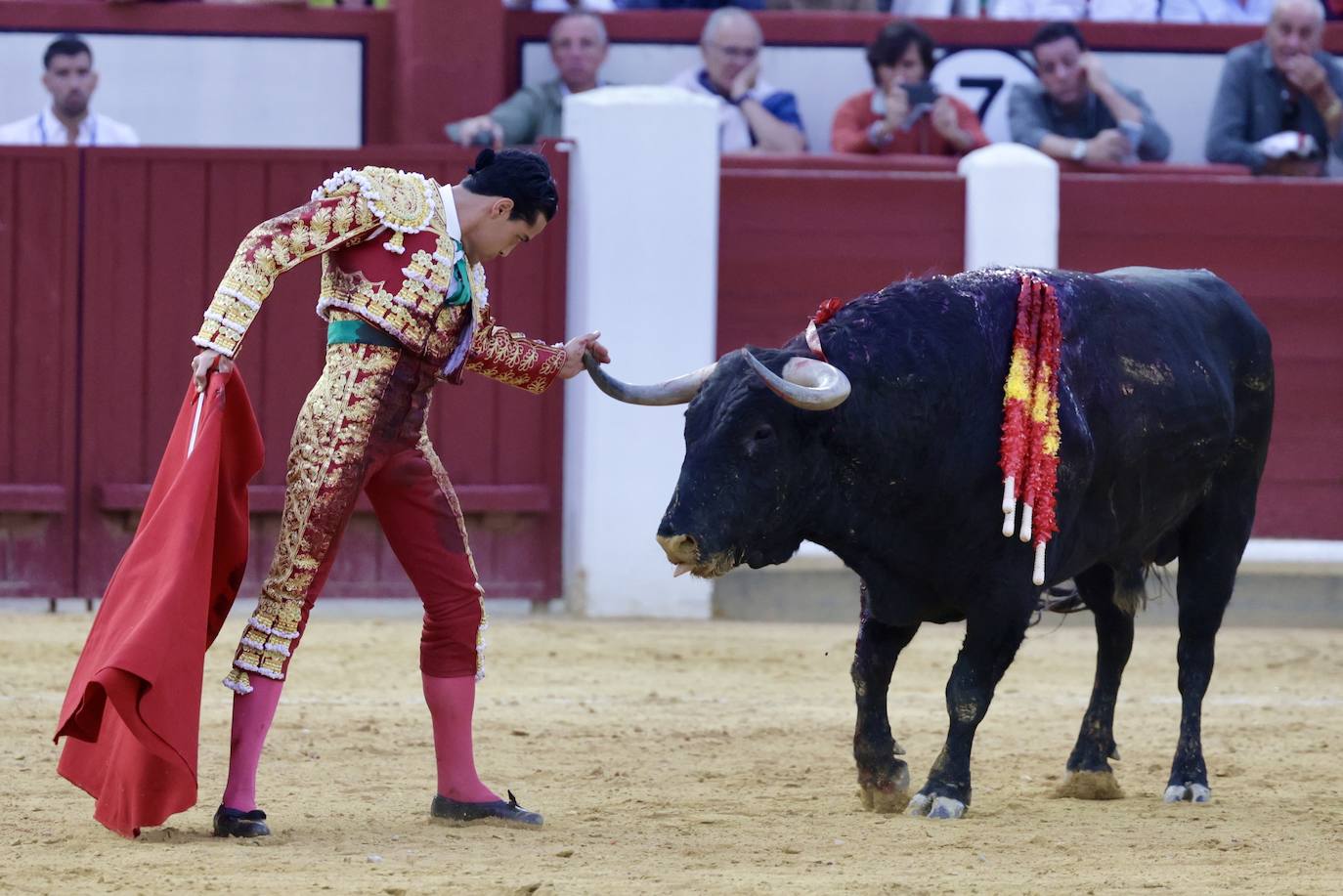 Daniel Luque sale a hombros del coso del Paseo de Zorrilla