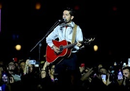 Fito Robles, cantante de Siloé, rodeado del público en la Plaza Mayor de Valladolid