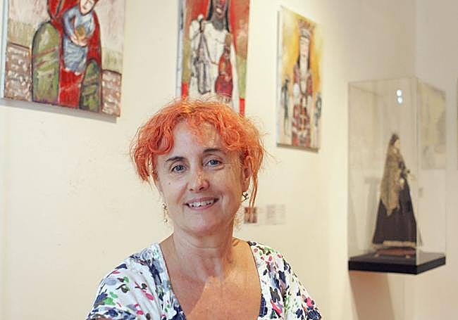 Nela Prieto con algunas de sus piezas en una exposición que tuvo lugar en el monasterio de San Joaquín y Santa Ana, en Valladolid.