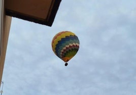 Un globo aerostático sobrevuela Valladolid a primera hora de la mañana.