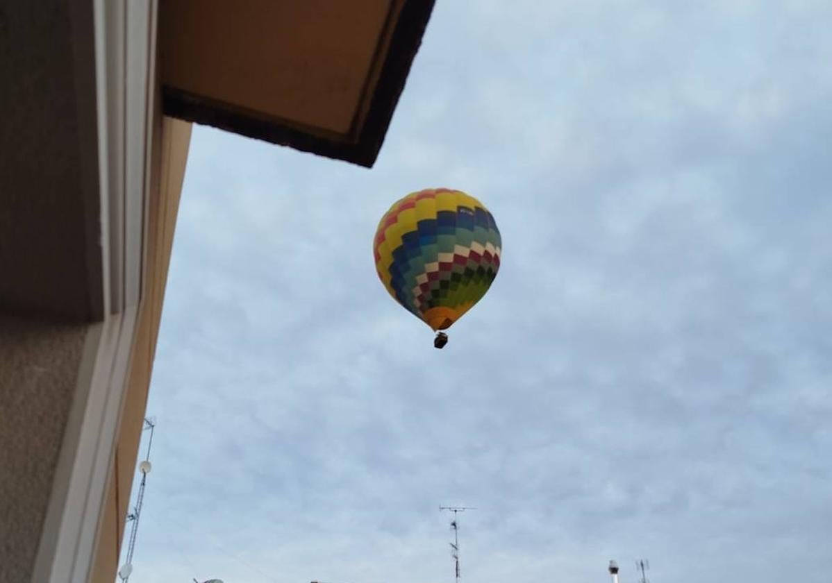 Un globo aerostático sobrevuela Valladolid a primera hora de la mañana.