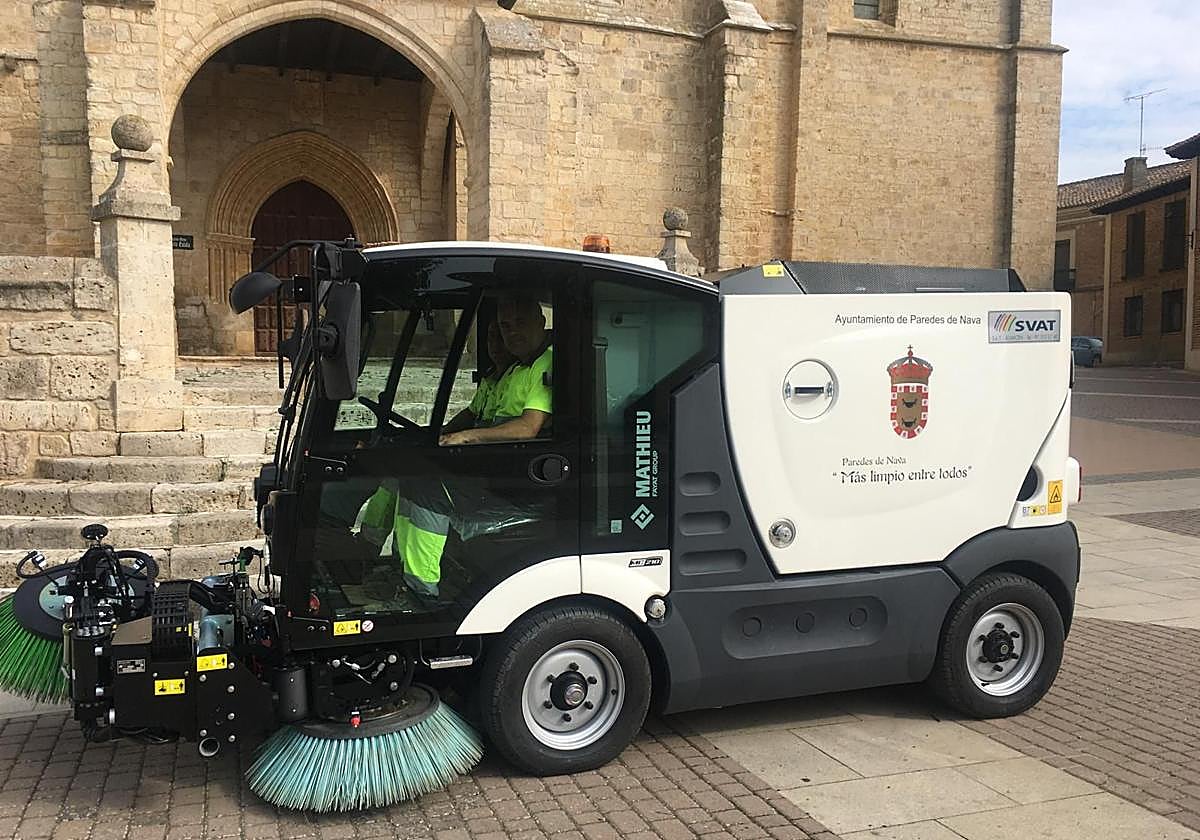 Paredes adquiere una barredora para la limpieza viaria