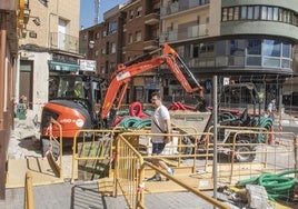 Un hombre pasea por la zona en obras entre la plaza de la Universidad y Blanca de Silos.