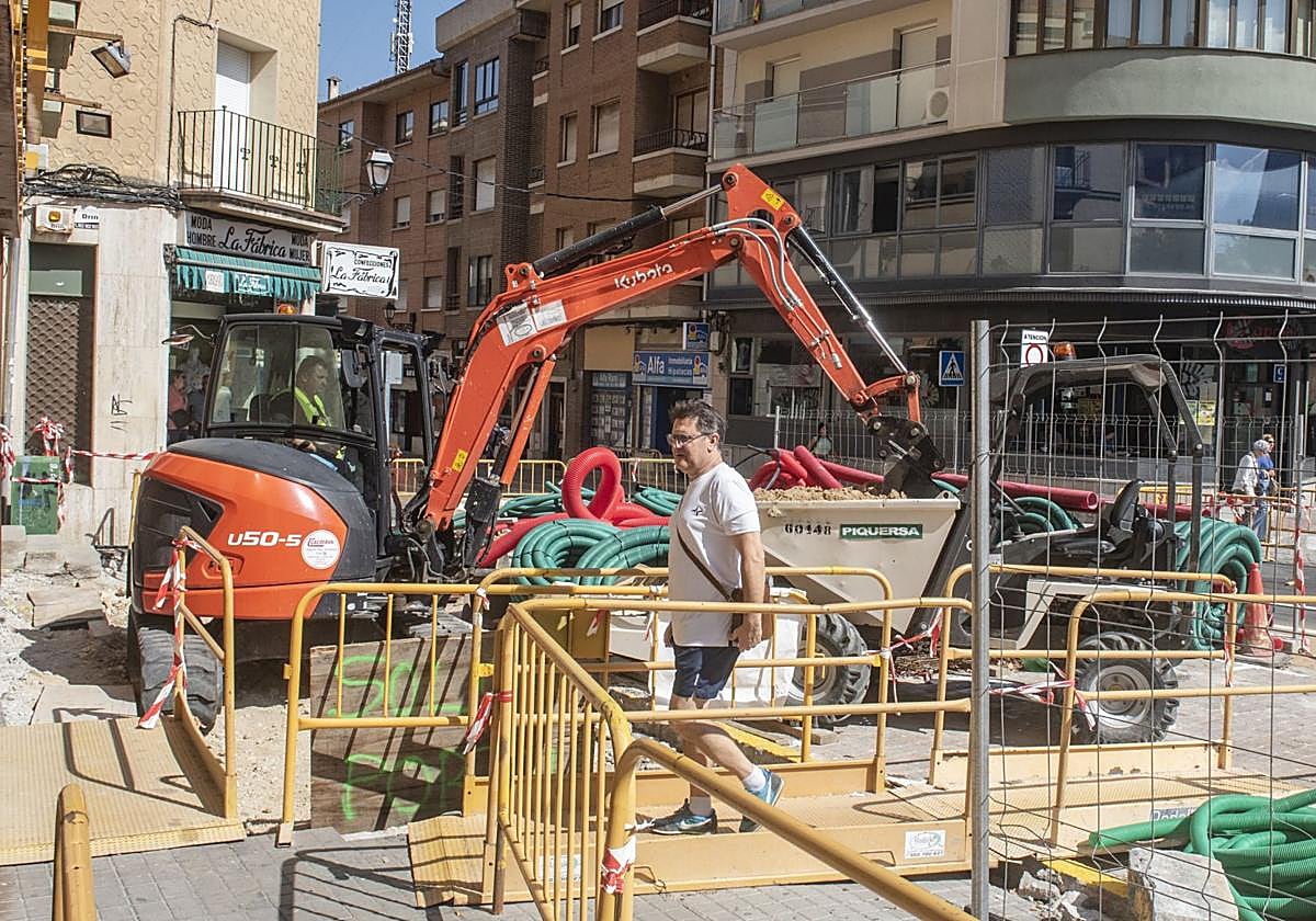 Un hombre pasea por la zona en obras entre la plaza de la Universidad y Blanca de Silos.