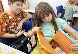 Los niños que atiende CaixaProinfancia recibirán material escolar.